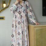 ⁦جلابية سماوى مزينه بدقات زرار من امام⁩ - الصورة ⁦11⁩