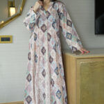 ⁦جلابية سماوى مزينه بدقات زرار من امام⁩ - الصورة ⁦7⁩