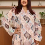 ⁦جلابية سماوى مزينه بدقات زرار من امام⁩ - الصورة ⁦4⁩