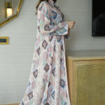 ⁦جلابية سماوى مزينه بدقات زرار من امام⁩ - الصورة ⁦8⁩