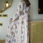 ⁦جلابية سماوى مزينه بدقات زرار من امام⁩ - الصورة ⁦9⁩