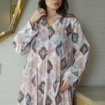 ⁦جلابية سماوى مزينه بدقات زرار من امام⁩ - الصورة ⁦10⁩