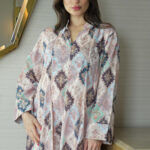 ⁦جلابية سماوى مزينه بدقات زرار من امام⁩ - الصورة ⁦12⁩