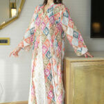 ⁦جلابية خربزي مزينه بدقات زرار من امام⁩ - الصورة ⁦3⁩