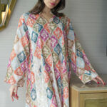 ⁦جلابية خربزي مزينه بدقات زرار من امام⁩ - الصورة ⁦8⁩