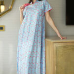 ⁦جلابية سماوى بدقات مثلث وردي و ابيض⁩ - الصورة ⁦2⁩