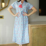 ⁦جلابية سماوى بدقات مثلث وردي و ابيض⁩ - الصورة ⁦3⁩