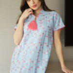 ⁦جلابية سماوى بدقات مثلث وردي و ابيض⁩ - الصورة ⁦5⁩