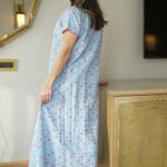 ⁦جلابية سماوى بدقات مثلث وردي و ابيض⁩ - الصورة ⁦6⁩