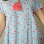 ⁦جلابية سماوى بدقات مثلث وردي و ابيض⁩ - الصورة ⁦7⁩