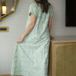 ⁦جلابية تيفاني بدقات مثلث اخضر و رصاصي⁩ - الصورة ⁦3⁩