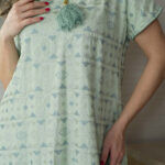 ⁦جلابية تيفاني بدقات مثلث اخضر و رصاصي⁩ - الصورة ⁦2⁩