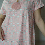 ⁦جلابية وردي بدقات مثلث وردي و رصاصي⁩ - الصورة ⁦2⁩