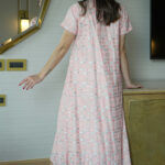 ⁦جلابية وردي بدقات مثلث وردي و رصاصي⁩ - الصورة ⁦5⁩