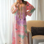 ⁦جلابيه وردي خليجيه بلياقه و شك ذهبي من امام⁩ - الصورة ⁦3⁩