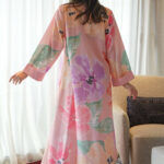 ⁦جلابيه وردي خليجيه بلياقه و شك ذهبي من امام⁩ - الصورة ⁦7⁩