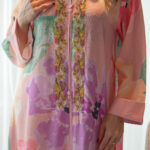 ⁦جلابيه وردي خليجيه بلياقه و شك ذهبي من امام⁩ - الصورة ⁦2⁩