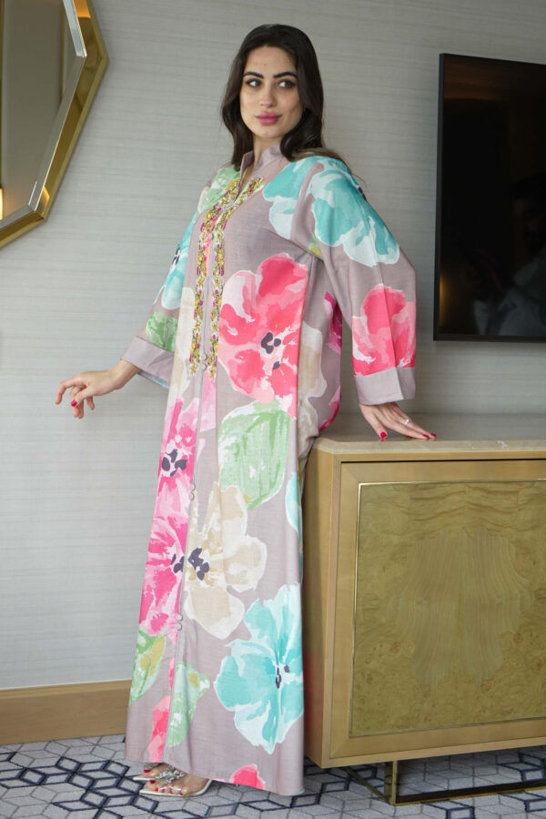 ⁦جلابيه بني خليجيه بلياقه و شك ذهبي من امام⁩ - الصورة ⁦7⁩