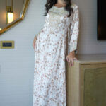 ⁦مخاوير ابيض بورود بني بربط من اجناب و مطرزه بفصوص⁩ - الصورة ⁦3⁩