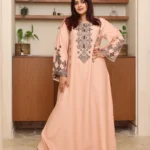 جلابية وردي مطرزة بشك من حلق بلون رمادي