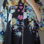 ⁦جلابية اسود بلياقه مشجره كامل بورود مرسومه (7)⁩ - الصورة ⁦2⁩