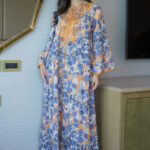 ⁦جلابيه خربزي مزينه بقماش زهور و شريط مدققه من حلق و اكمام⁩ - الصورة ⁦3⁩