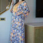 ⁦جلابيه خربزي مزينه بقماش زهور و شريط مدققه من حلق و اكمام⁩ - الصورة ⁦5⁩