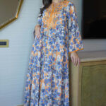 ⁦جلابيه خربزي مزينه بقماش زهور و شريط مدققه من حلق و اكمام⁩ - الصورة ⁦7⁩