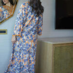 ⁦جلابيه خربزي مزينه بقماش زهور و شريط مدققه من حلق و اكمام⁩ - الصورة ⁦8⁩