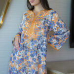 ⁦جلابيه خربزي مزينه بقماش زهور و شريط مدققه من حلق و اكمام⁩ - الصورة ⁦2⁩