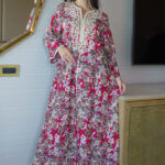 جلابيه عنابي مزينه بقماش زهور و شريط مدققه من حلق و اكمام