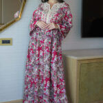 ⁦جلابيه عنابي مزينه بقماش زهور و شريط مدققه من حلق و اكمام⁩ - الصورة ⁦3⁩