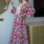 ⁦جلابيه عنابي مزينه بقماش زهور و شريط مدققه من حلق و اكمام⁩ - الصورة ⁦4⁩