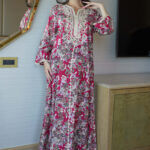 ⁦جلابيه عنابي مزينه بقماش زهور و شريط مدققه من حلق و اكمام⁩ - الصورة ⁦5⁩