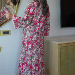 ⁦جلابيه عنابي مزينه بقماش زهور و شريط مدققه من حلق و اكمام⁩ - الصورة ⁦6⁩