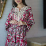 ⁦جلابيه عنابي مزينه بقماش زهور و شريط مدققه من حلق و اكمام⁩ - الصورة ⁦7⁩