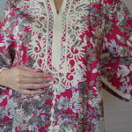 ⁦جلابيه عنابي مزينه بقماش زهور و شريط مدققه من حلق و اكمام⁩ - الصورة ⁦8⁩