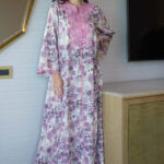 ⁦جلابيه وردي مزينه بقماش زهور و شريط مدققه من حلق و اكمام⁩ - الصورة ⁦2⁩