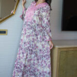 جلابيه وردي مزينه بقماش زهور و شريط مدققه من حلق و اكمام