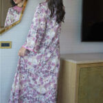 ⁦جلابيه وردي مزينه بقماش زهور و شريط مدققه من حلق و اكمام⁩ - الصورة ⁦5⁩