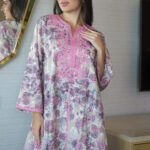 ⁦جلابيه وردي مزينه بقماش زهور و شريط مدققه من حلق و اكمام⁩ - الصورة ⁦6⁩