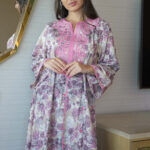 ⁦جلابيه وردي مزينه بقماش زهور و شريط مدققه من حلق و اكمام⁩ - الصورة ⁦7⁩