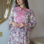 ⁦جلابيه وردي مزينه بقماش زهور و شريط مدققه من حلق و اكمام⁩ - الصورة ⁦8⁩