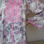 ⁦جلابيه وردي مزينه بقماش زهور و شريط مدققه من حلق و اكمام⁩ - الصورة ⁦9⁩