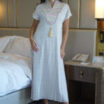 ⁦جلابيه رصاصي بترتر ملون من حلق و خلف كامل⁩ - الصورة ⁦2⁩