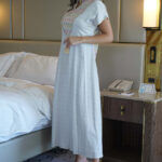 ⁦جلابيه رصاصي بترتر ملون من حلق و خلف كامل⁩ - الصورة ⁦4⁩