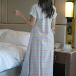 ⁦جلابيه رصاصي بترتر ملون من حلق و خلف كامل⁩ - الصورة ⁦5⁩