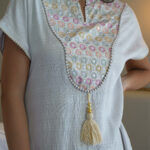 ⁦جلابيه رصاصي بترتر ملون من حلق و خلف كامل⁩ - الصورة ⁦7⁩