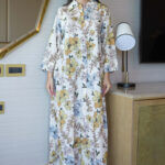 ⁦جلابيه سماوي بلياقه مرسوم على شكل ورود (7)⁩ - الصورة ⁦3⁩