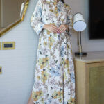 جلابيه سماوي بلياقه مرسوم على شكل ورود (7)